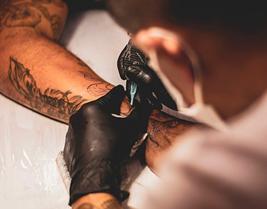 Utiliser l’huile de monoï après un tatouage